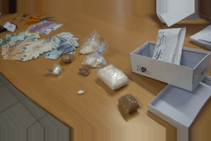 La droga, il denaro ed il materiale per il confezionamento delle dosi sequestrati