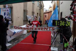 Eleonora Errani taglia il traguardo, stabilendo il nuovo record