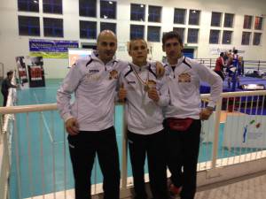 Thomas Piccirillo mostra il bronzo insieme ai suoi allenatori, Massimo Bizzocchi e Marco Urbinati