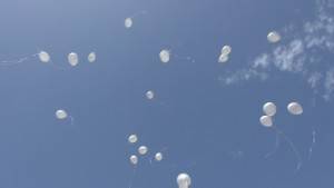 I palloncini bianchi liberati in cielo