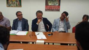 Sergio Pizzolante tra il capogruppo del consiglio comunale Mario Erbetta e il portavoce Alessandro Rapone