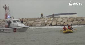 Imbarcazione contro scogli, un morto e 3 dispersi. 2 persone salvate