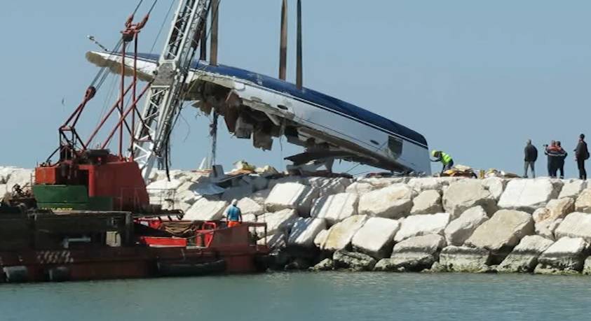 Rimossa la barca del naufragio a Rimini - Newsrimini - News Rimini