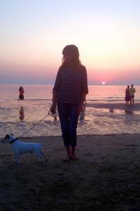 Con il mio cane Palmiro all’alba sulla spiaggia di Riccione ad aspettare la luce del sole
