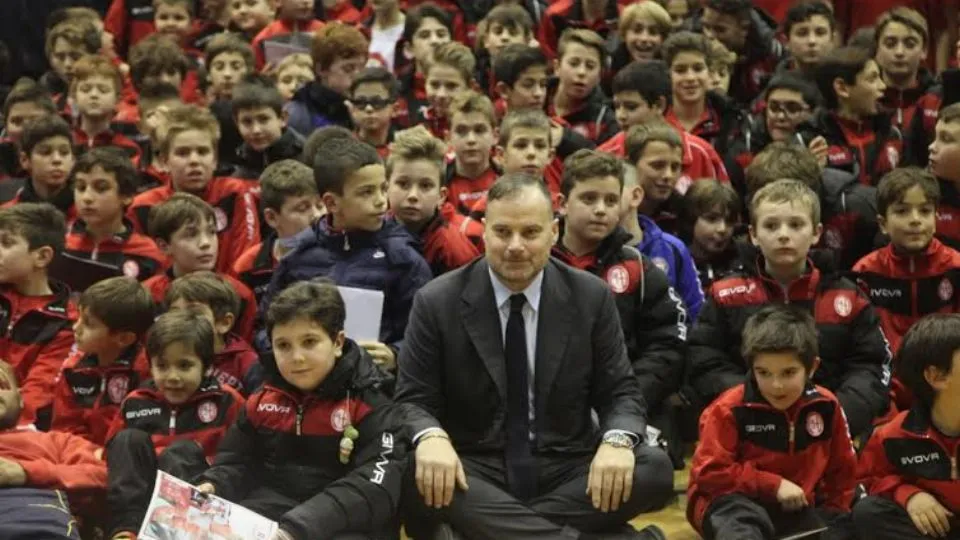 Il presidente del Rimini, Fabrizio De Meis, nella foto di gruppo finale (Michael Felici)