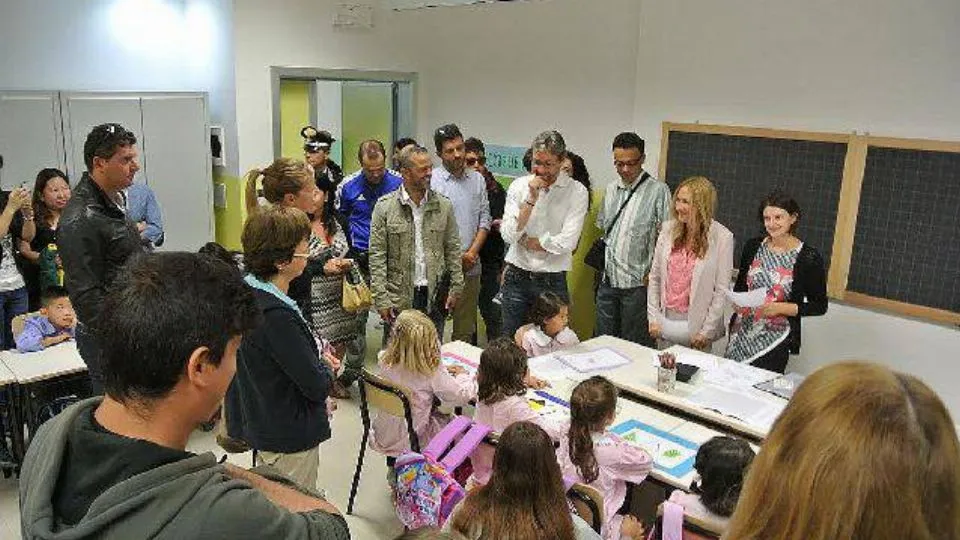 sindaco e vicesindaco con gli alunni della scuola del Villaggio I Maggio