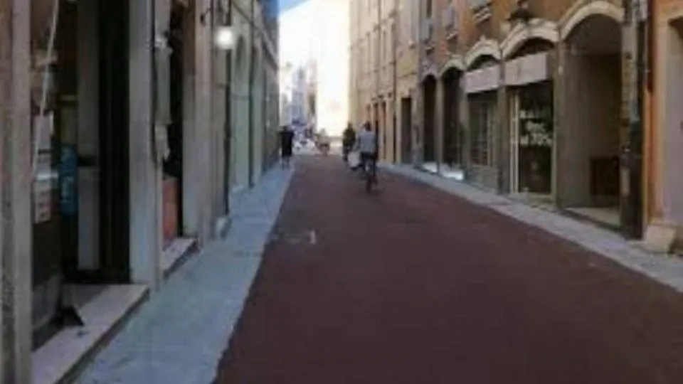 Via Bertola con il nuovo asfalto rosso 
