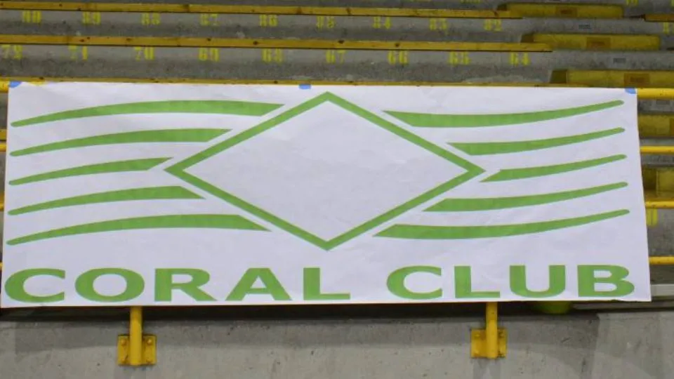 Lo striscione del nuovo sponsor