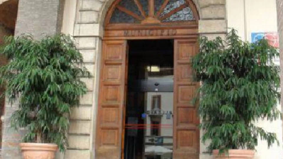 l’ingresso del comune su piazza Cavour