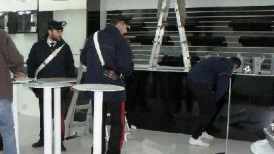 i carabinieri al lavoro tra gli stand della fiera (repertorio)