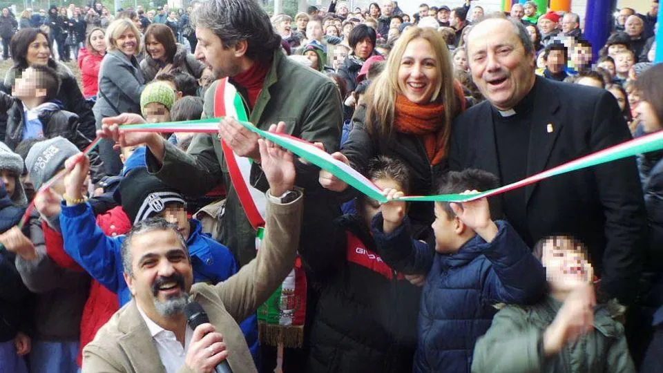 il taglio del nastro della scuola del Villaggio Primo Maggio