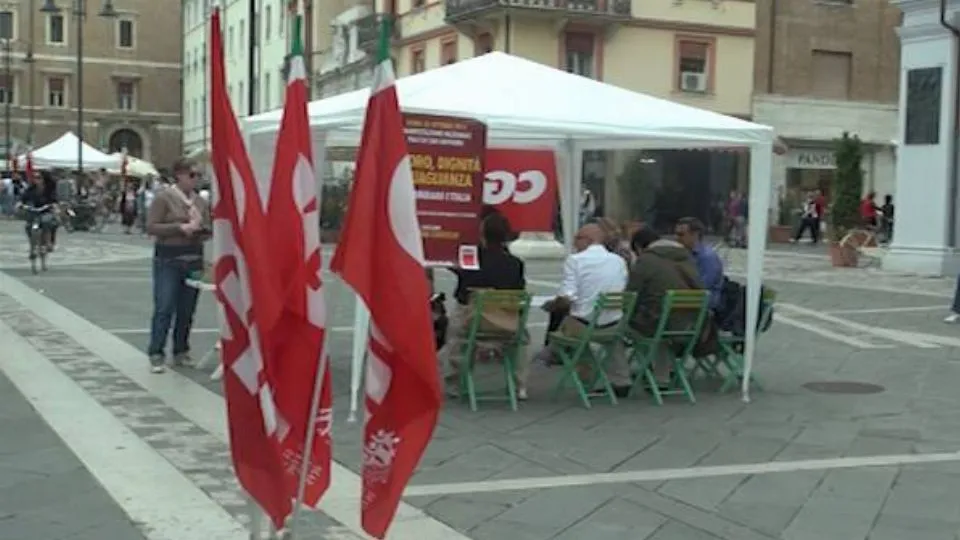 Il gazebo della Cgil in piazza Tre Martiri
