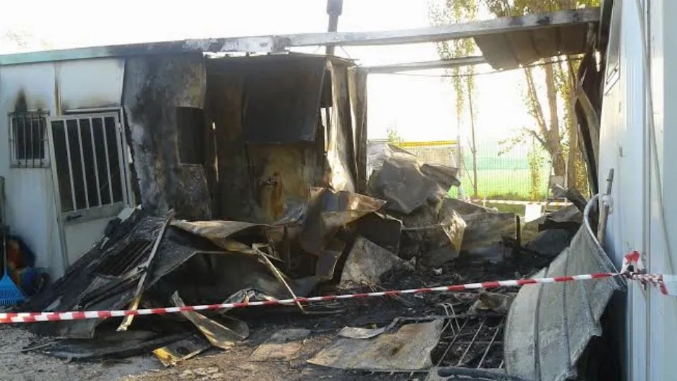 Il prefabbricato andato a fuoco