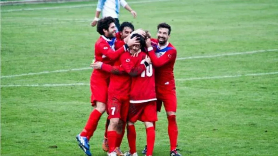 Il gruppo in festa dopo il gol
