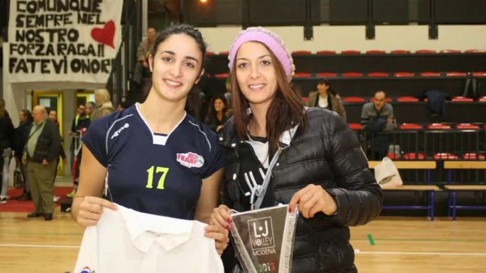Cristina Coppi consegna la maglia alla palleggiatrice del Liu Jo volley Modena Elisa Muri