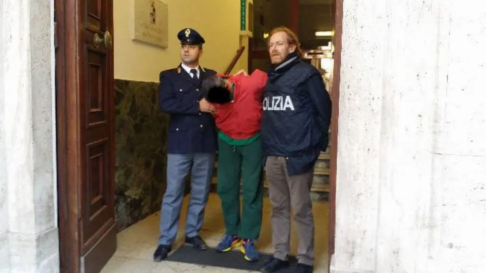 L’uomo arrestato con due agenti della Questura di Rimini