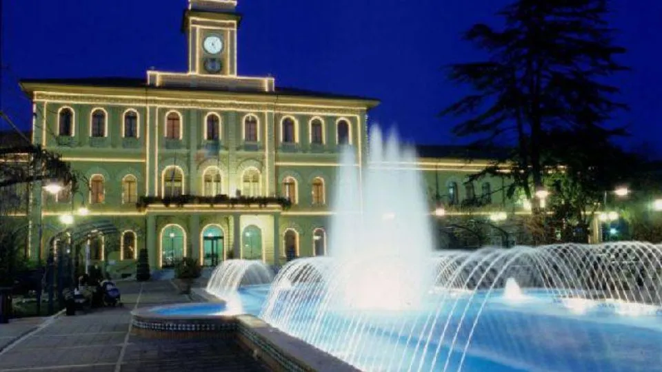 una veduta serale del Municipio di Cattolica