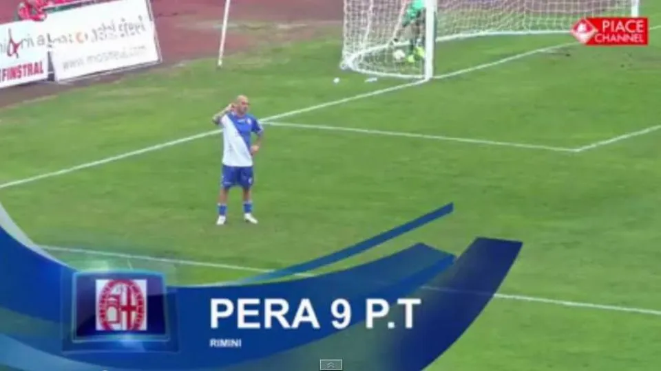 Manuel Pera festeggia il gol partita, il suo 7° stagionale, mostrando l’orecchio al pubblico del Garilli