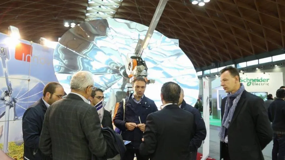 Una parabola che cattura i raggi solari in mostra a Key Energy