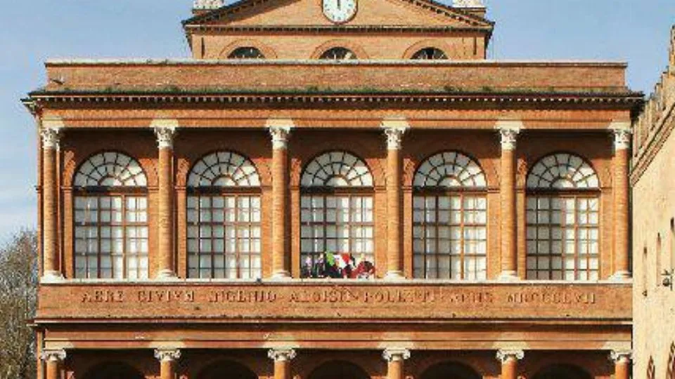 l’ingresso del Teatro Galli su piazza Cavour