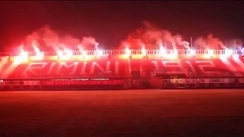 I Distinti del Romeo Neri illuminati dagli ultras biancorossi