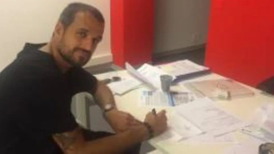 Mirko Barbagli al momento della firma del contratto con il Rimini

