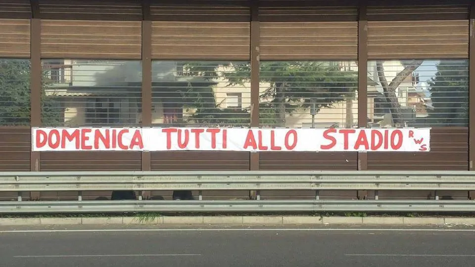 Lo striscione in autostrada
