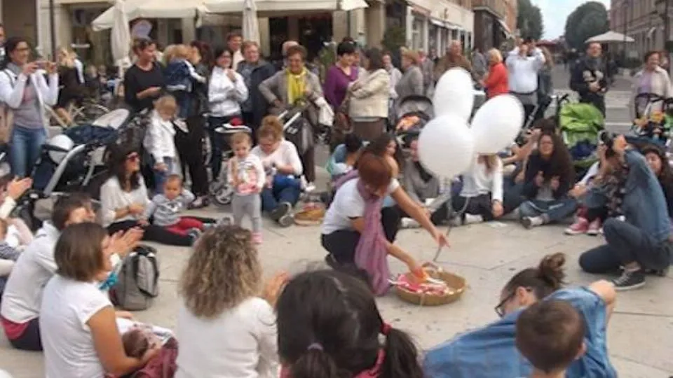 Un momento del flash mob in piazza Tre Martiri