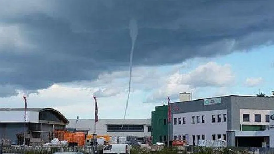 Tromba d’aria in tarda mattinata a Viserbella (foto Matteo Arlotti)