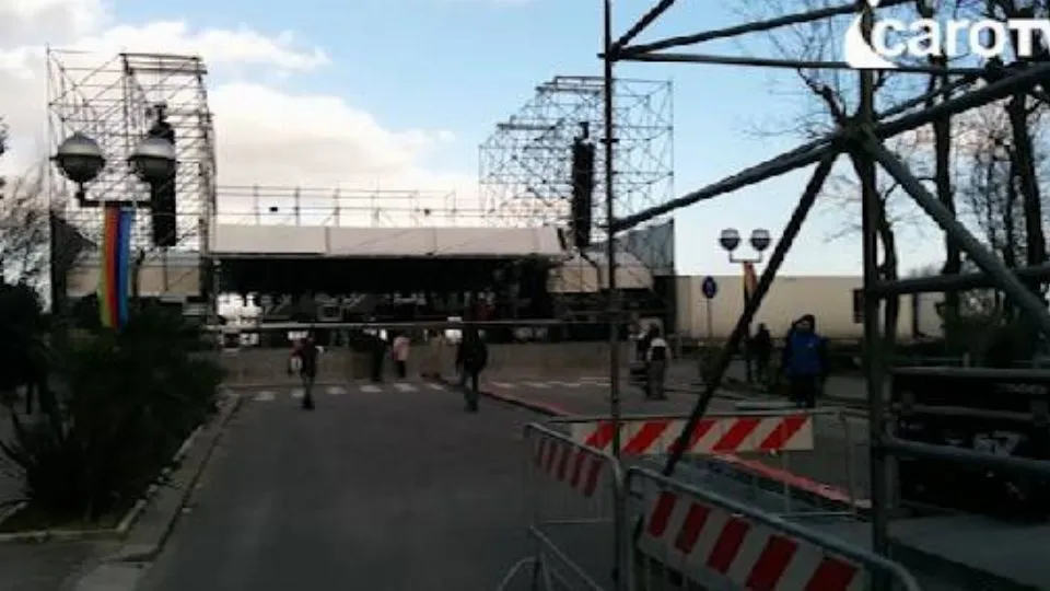 Il palco in preparazione in piazzale Fellini