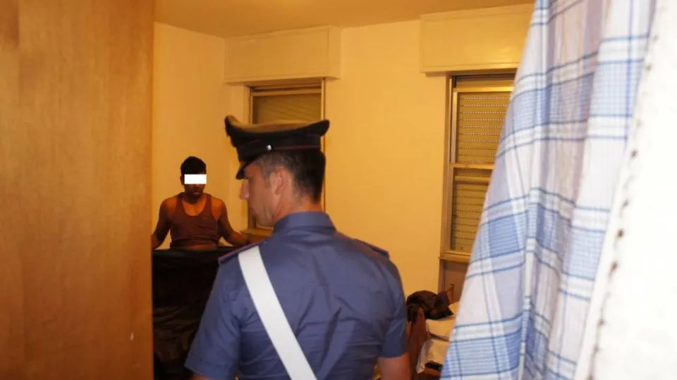 I carabinieri ispezionano uno dei tre appartamenti
