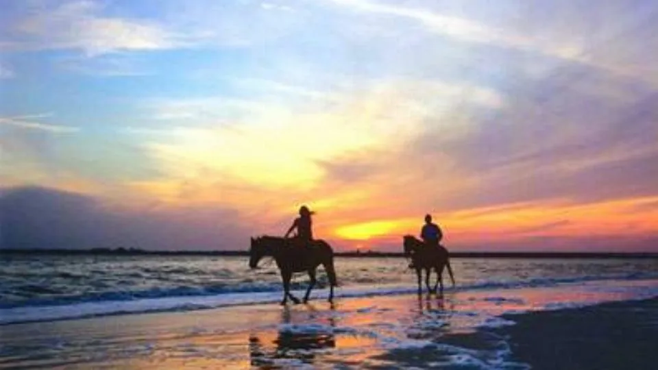 A cavallo in spiaggia (archivio)