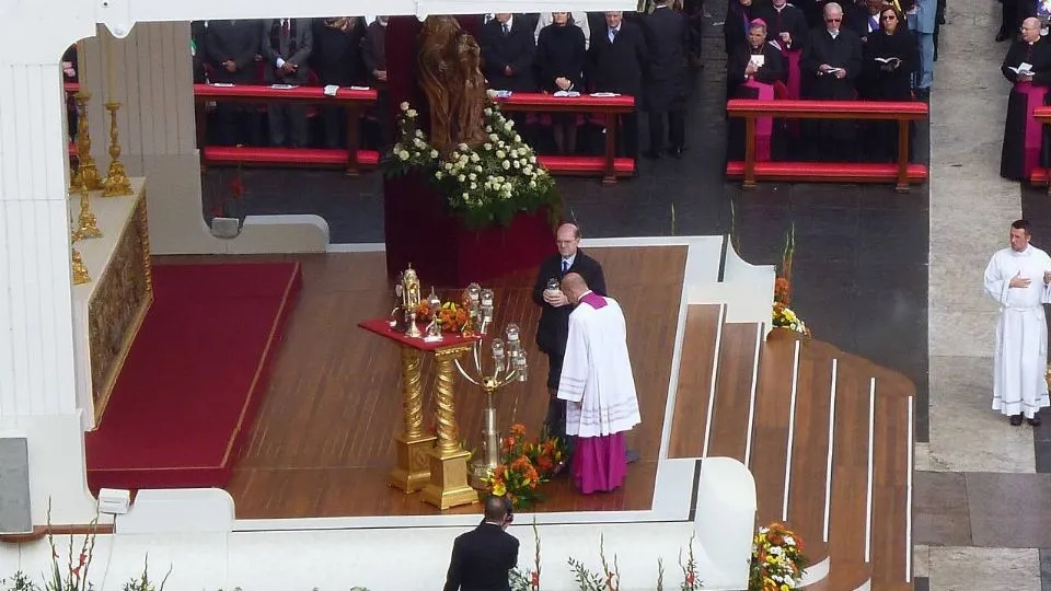 La consegna della reliquia in piazza San Pietro