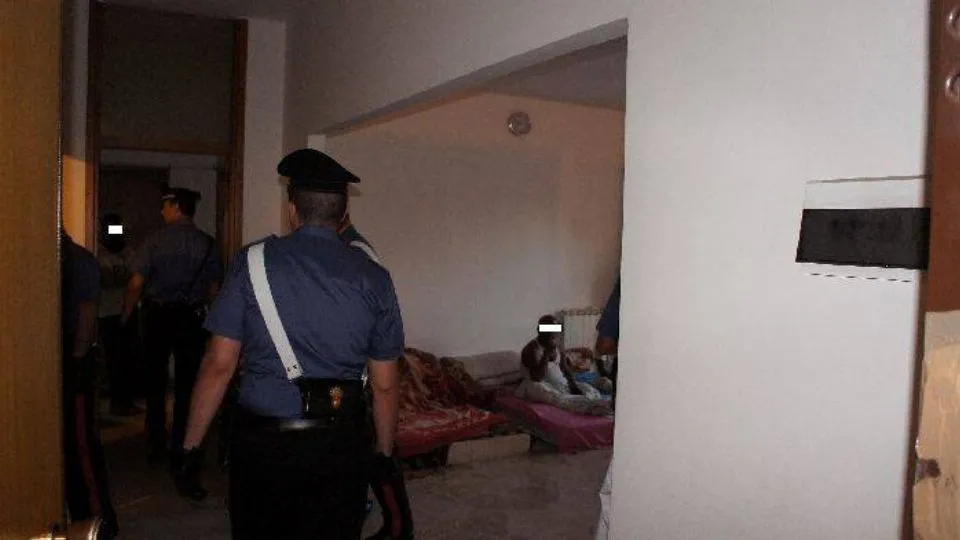 i controlli dei carabinieri, precarie le condizioni igieniche
