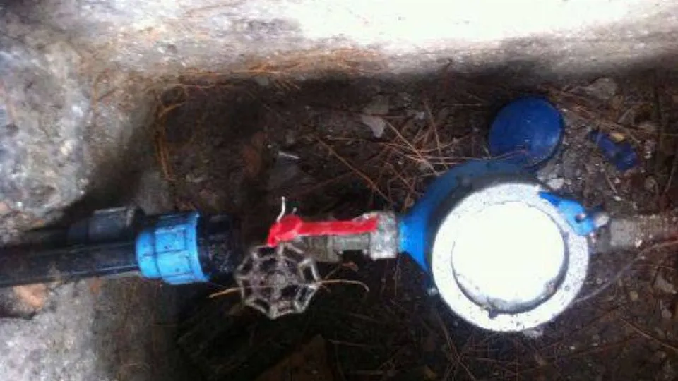 il tombino incriminato in una foto scattata dagli attivisti
