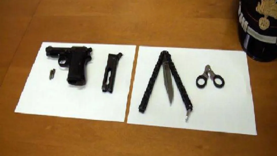 la pistola e il tagliasigari sequestrati
