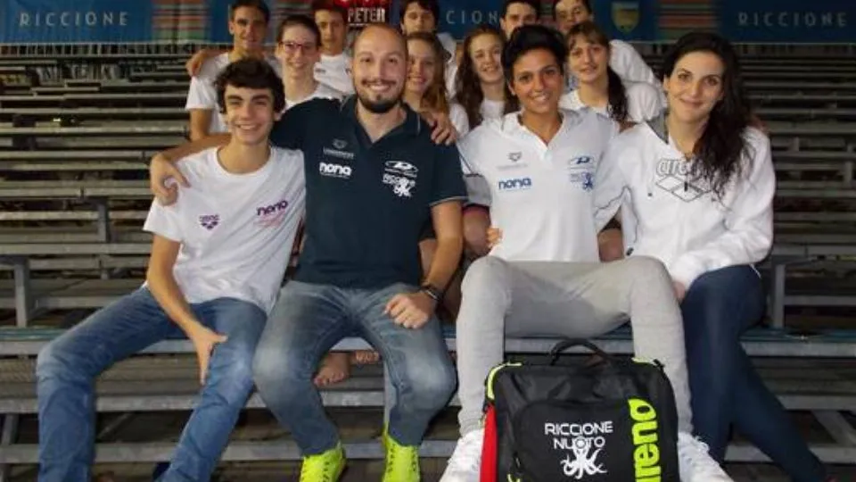 La squadra del Nuoto Riccione con i tecnici Paolo Zuntini ed Emanuela Donati