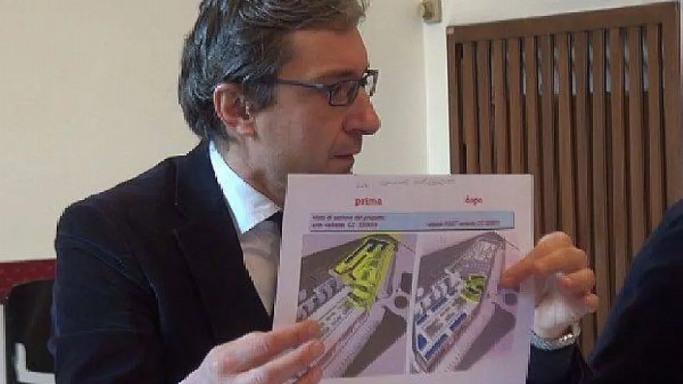 il sindaco Gnassi durante la conferenza stampa