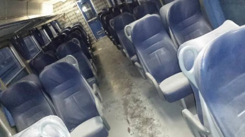 Una delle carrozze danneggiate (Trenitalia)