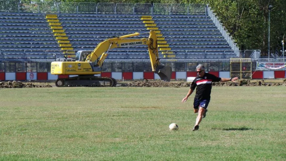 L’assessore Roberto Biagini calcia un pallone sul manto del Neri
