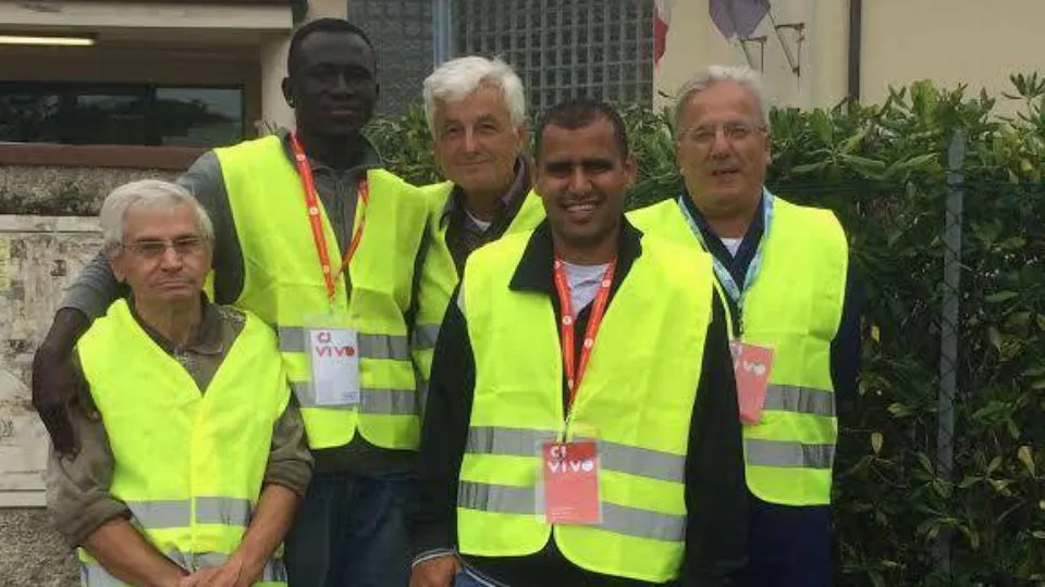 i due profughi con i volontari CIVIVO