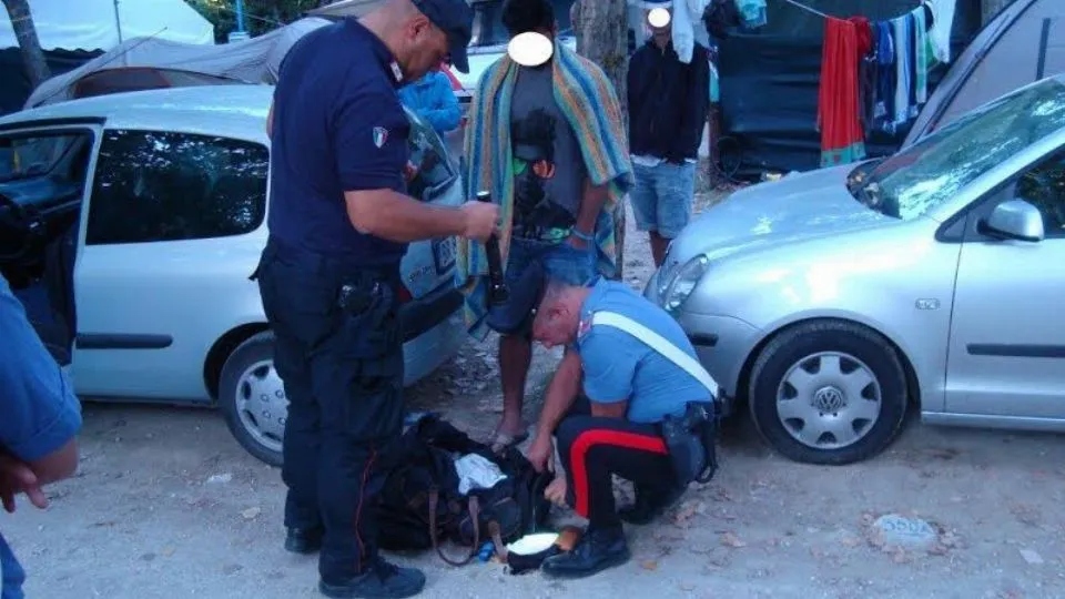 Carabinieri durante il controllo nei camping
