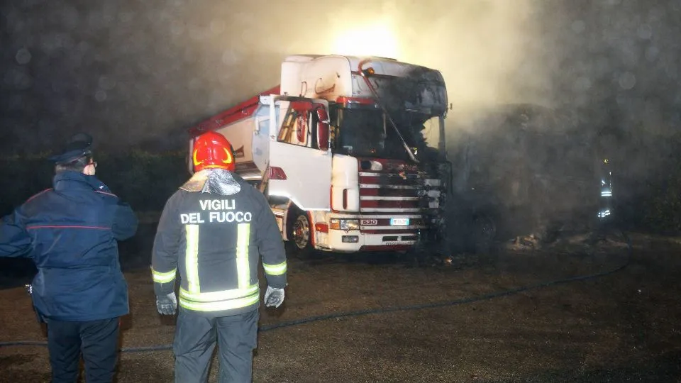 Incendio doloso alla Cts (foto Adriapress)