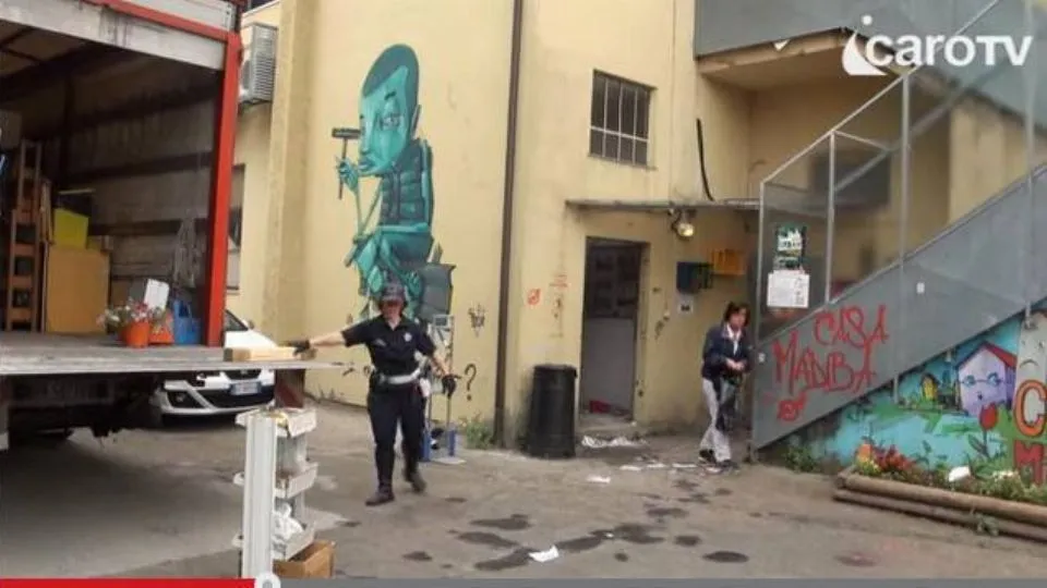 un momento dello sgombero dell’ex caserma dei vigili in via Campana