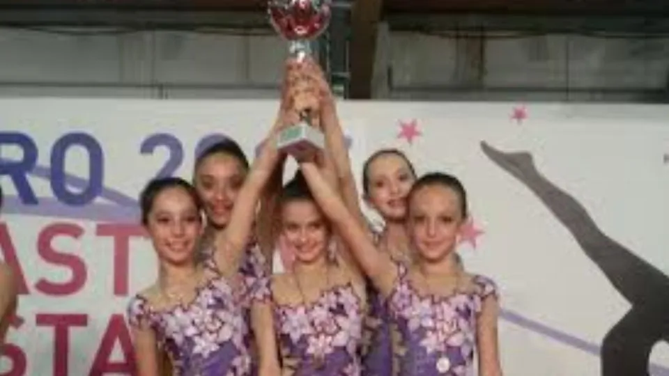 La squadra della Ginnastica Rimini solleva la Coppa