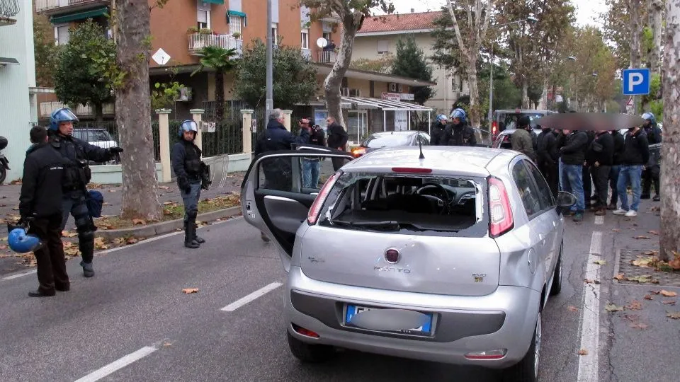 le auto danneggiate (Adriapress)
