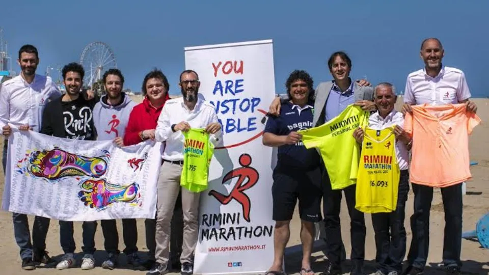 Lo staff della Rimini Marathon insieme all’assessore allo sport Gian Luca Brasini al termine della conferenza stampa odierna (Ph © Giorgio Salvatori)