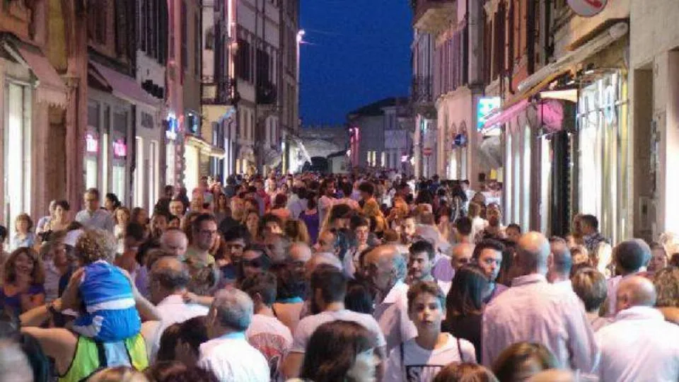 migliaia di persone a passeggiare per il Corso