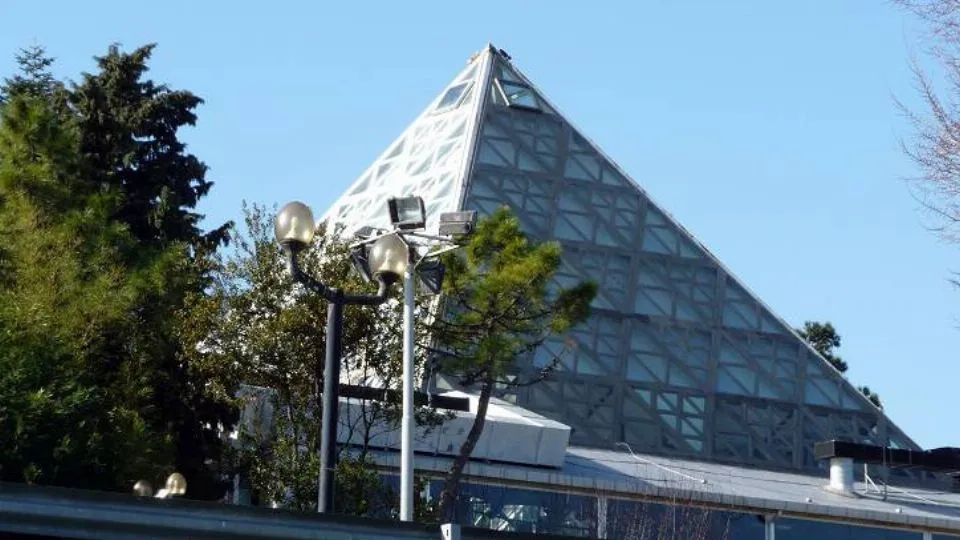 la piramide della discoteca