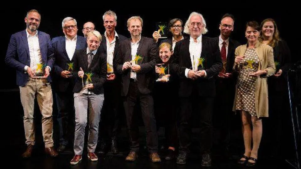 il direttore dell’Associazione Santarcangelo dei Teatri Roberto Naccari (il quinto da destra in fondo) tra i premiati con gli EFFE Awards 
